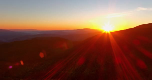 Colorida escena matutina primera luz del sol brillantes colinas con increíble salida del sol de otoño en las montañas de los Cárpatos — Vídeo de stock