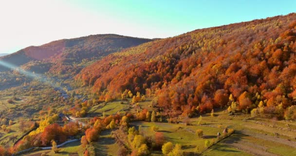 Schöne Natur, warmer Herbstmorgen ein faszinierender Berg — Stockvideo