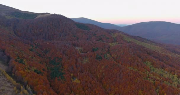 Landschap klein dorp in een bergachtig gebied op een herfstochtend dag — Stockvideo