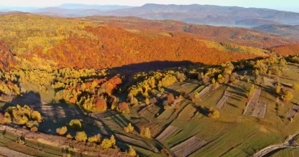 Panoramablick von oben in herbstliche Feldlandschaft auf die Gipfel der Berge ländliche Landschaft — Stockvideo