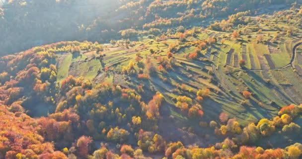 Panoramatický pohled shora na svahu louky v horském hřebeni hory venkovské krajiny — Stock video