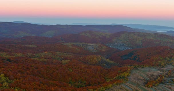Hermosa vista panorámica desde una altura del terreno montañoso en un día de otoño por la mañana — Vídeos de Stock