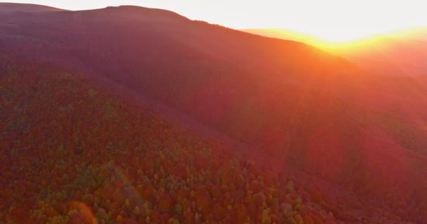 Majestuoso atardecer en las montañas paisaje belleza otoño fantástico amanecer de la mañana — Vídeos de Stock