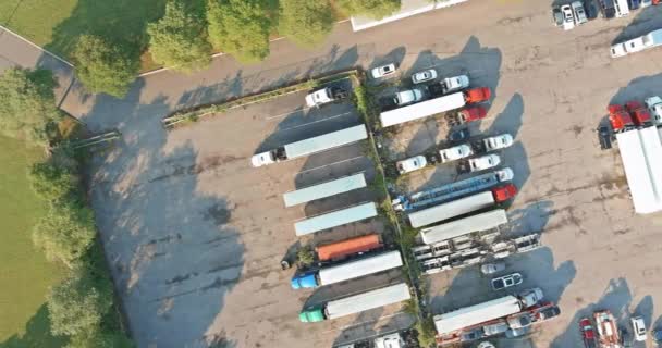Місце відпочинку вантажівки зупинки причепів припаркований ряд біля автостради США — стокове відео