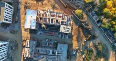İnşaat kulesi vinçleri olan apartman blokları inşa edilirken bir inşaat alanındaki panoramik üst manzara
