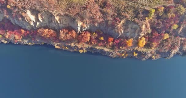 Drone vista de las canteras en un soleado día de otoño hermoso y fascinante paisaje — Vídeo de stock