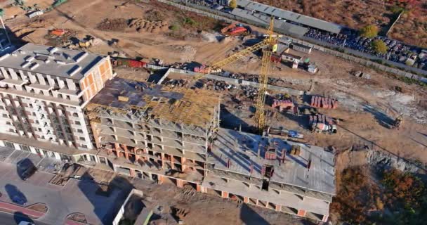 Grúas de construcción con vista aérea y construcción en construcción — Vídeos de Stock