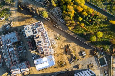 İnşaat sahasının altında inşaat vinçleri olan havadan üst görünüm vinçler.