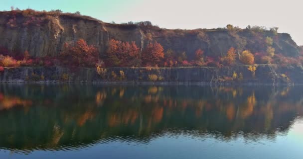 Vista do lago artificial em uma parte inundada de uma pedreira de granito forrada com pedra — Vídeo de Stock