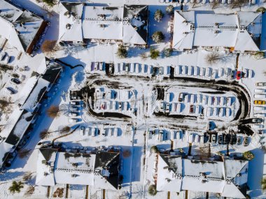 Havadan manzara manzarası harika kış manzarasıyla kaplı apartman kompleksi olan küçük kasaba beyaz kar.