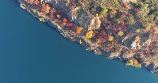 돌이 줄지어 있는 화강암 채석장의 침수된 부분에 있는 인공 호수의 모습 — 비디오