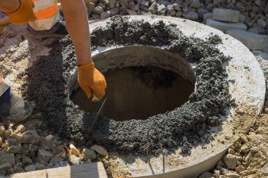 İnşaat işçisi kanalizasyon tesisi. Merkez caddeye bağlı foseptik tankına lağım çukuru.