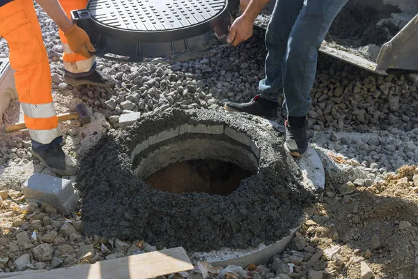 Bau Der Kanalisation Installation Eines Kanalschachtes Auf Klärgrube Aus Betonringen — Stockfoto