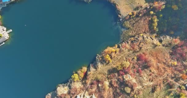 Panorâmica vista superior pedreira lagos artificiais na temporada de outono — Vídeo de Stock