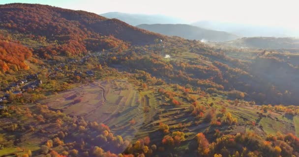 Jesienny krajobraz z górami z drewnianymi domkami w pięknej dolinie górskiej — Wideo stockowe