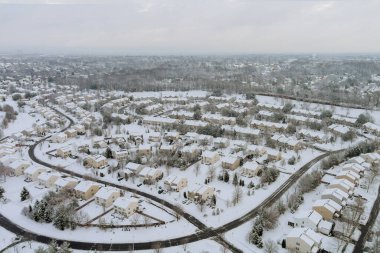 Karlı bir kış sonrası Amerikan kasabasının küçük ev kompleksi kışın kar yağdıktan sonra yerleşim yerlerinin caddelerinde.