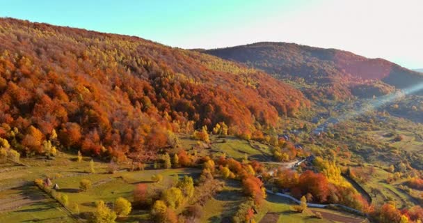 Panorámica vista superior bosque montaña picos campo rural en pintorescos prados de otoño — Vídeos de Stock