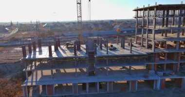 İnşaat ve vinç altındaki çok katlı binaları görüntüle