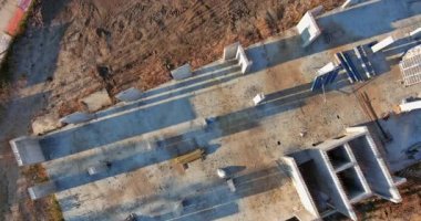 Bina boyunca çok katlı bir apartmanın hava manzaralı inşaatı devam ediyor