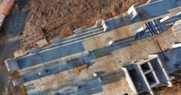 Construcción de vista aérea de un edificio de apartamentos de varios pisos están trabajando a lo largo del edificio en curso — Vídeos de Stock