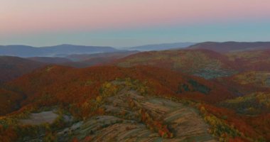 Dağ manzaralı ve sonbahar ormanıyla panoramik güzel manzaranın havadan görünüşü