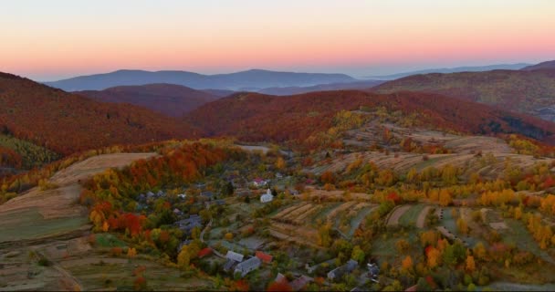 Vista aerea dall'alto stupefacente paesaggio panoramico villaggio di montagna — Video Stock