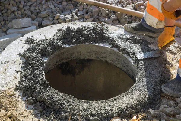Yeni Yol Yapım Çalışmasında Kanalizasyon Kapakları Kurulumuna Hazırlık — Stok fotoğraf