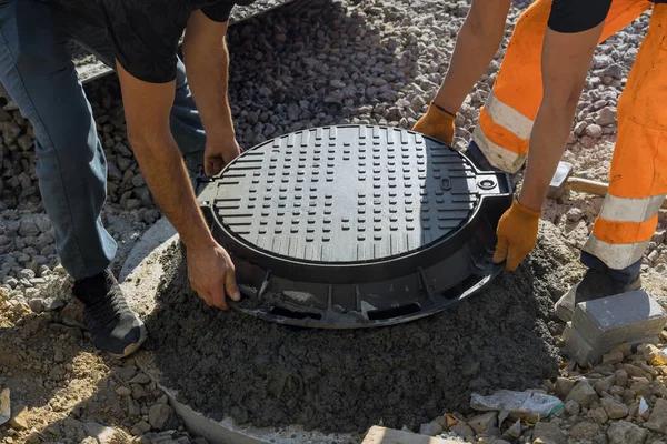 Ein Arbeiter Installiert Einen Kanalschacht Auf Einem Klärbecken Aus Betonringen — Stockfoto