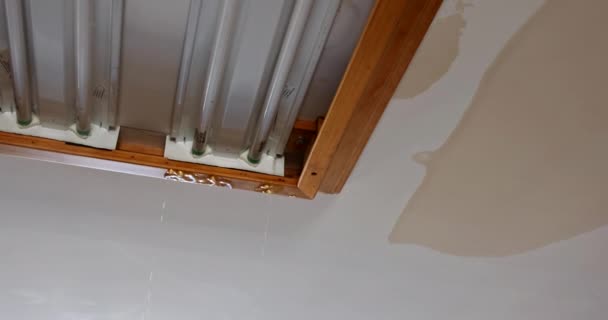 Plafond keuken in schade veroorzaakt door een lekkende waterleiding — Stockvideo