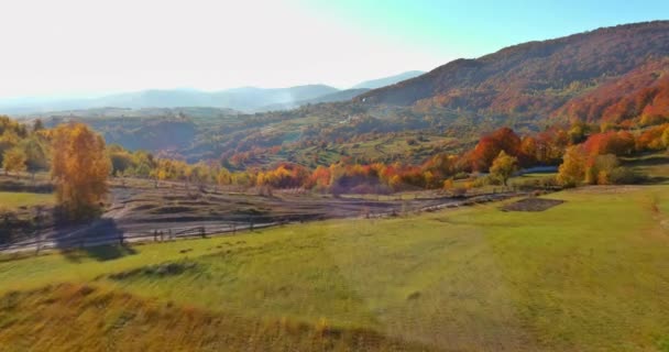 Schöne Natur, warmer Herbstmorgen ein faszinierender Berg — Stockvideo