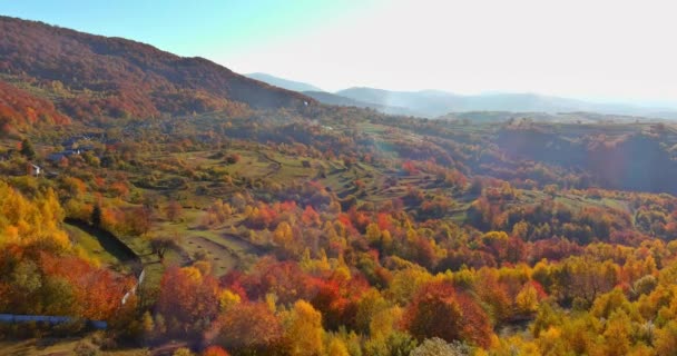 Paisaje pequeño pueblo en una zona montañosa en un día de otoño por la mañana — Vídeos de Stock