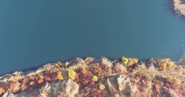 Vista del lago en una cantera de granito como se ve desde arriba — Vídeos de Stock