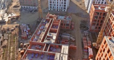 Crane inşaat halindeki yüksek binaların yakınında.