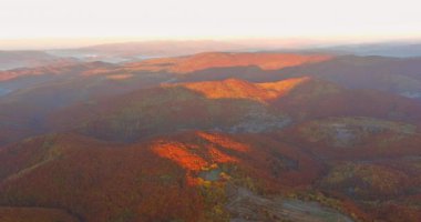 Gün doğumunda dağların güzel manzarası