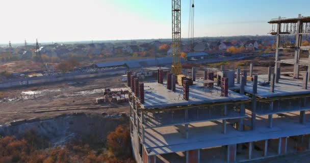 Vlastní vztyčení jeřábu nad staveništěm pro mnoho vysokých budov — Stock video