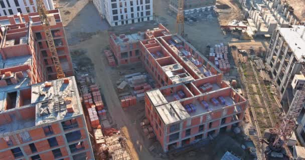 Großbaustelle mit belebten Turmdrehkranen am Hochhaus — Stockvideo