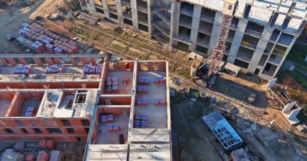 Výškové budovy ve výstavbě při montáži rámu z betonových bloků — Stock video