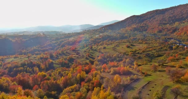 Paisagens montanhosas pitorescas de outono com perto da aldeia de montanhas dos Cárpatos — Vídeo de Stock