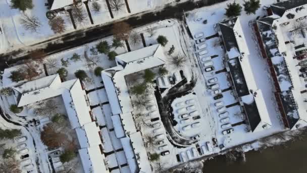 Vista aérea da paisagem pequena cidade com complexo de apartamentos coberto na maravilhosa paisagem de inverno neve branca — Vídeo de Stock