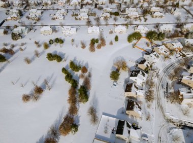 Karla kaplı panoramik üst manzara yerleşim bölgesi kompleks kış günü