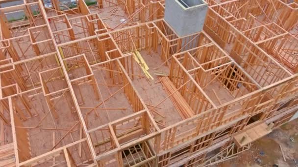 Träbyggnadskonstruktionen på en ny utveckling — Stockvideo