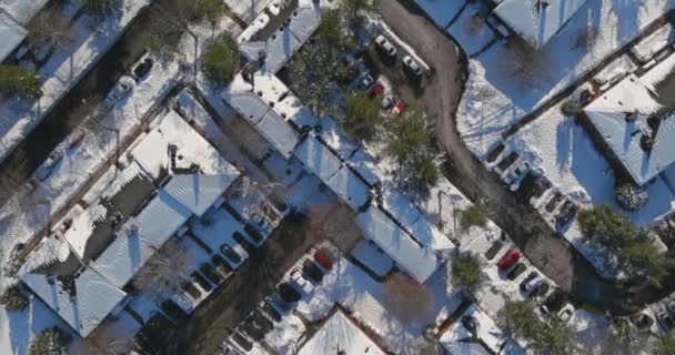 Luchtfoto uitzicht winter landschap Amerikaanse stad klein appartementencomplex van een besneeuwde winter op straat na sneeuwval — Stockvideo