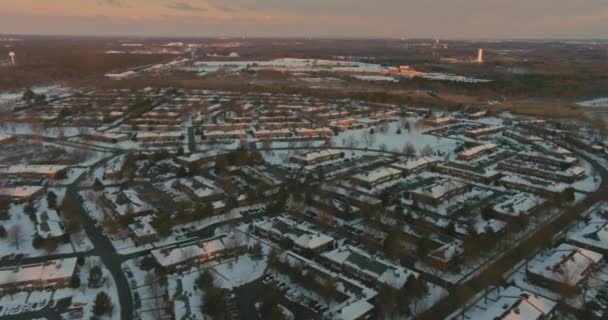 Вид с воздуха на пейзажный городок с жилым комплексом, покрытым прекрасным зимним пейзажем белый снег — стоковое видео