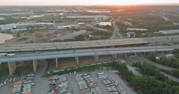 Vista aérea de los vehículos que conducen en el puente Alfred E. Driscoll un enorme cruce de carreteras complejo en la entrada de la ciudad de Woodbridge — Vídeos de Stock