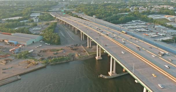 Αεροφωτογραφία της τεράστιας σύνθετης οδικής διασταύρωσης σε αυτοκίνητα που οδηγούν στη γέφυρα Alfred E. Driscoll κατά μήκος του ποταμού Raritan New Jersey — Αρχείο Βίντεο