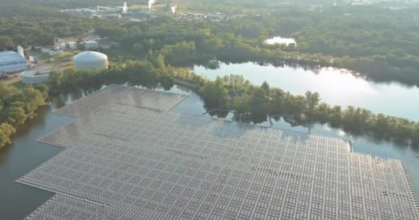 Painéis solares flutuando na água com a energia verde perfeita para um ambiente limpo — Vídeo de Stock