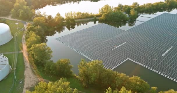 Vista aérea superior da energia renovável eco tecnologia indústria de energia elétrica. painéis solares células flutuando na lagoa com água — Vídeo de Stock