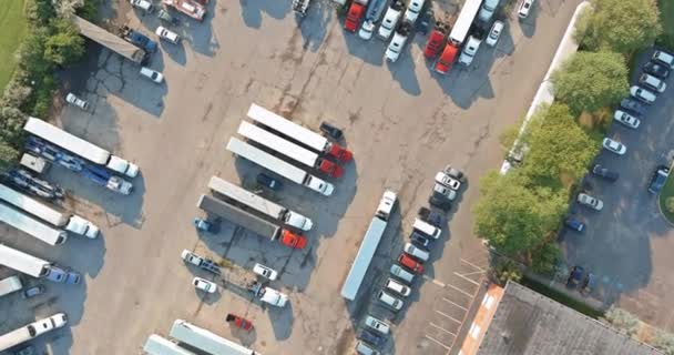 Vista aérea del estacionamiento con camiones en el transporte del muelle de área de descanso del camión — Vídeos de Stock