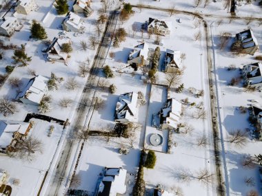 Karla kaplı panoramik üst manzara yerleşim bölgesi kompleks kış günü