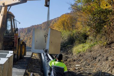 Beton atık su kanalı inşaatı için inşaat işçileri kuruluyor.
